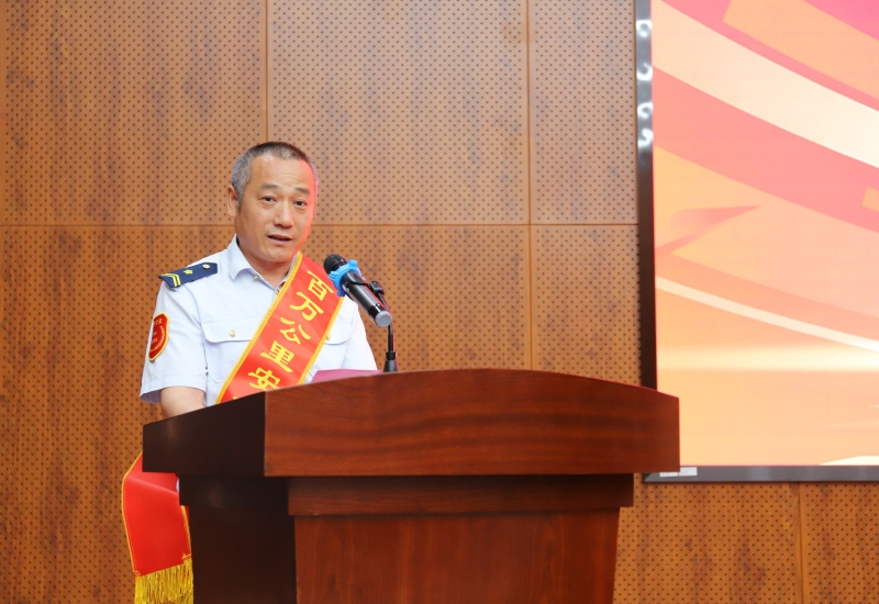 駕駛員代表發(fā)言.JPG